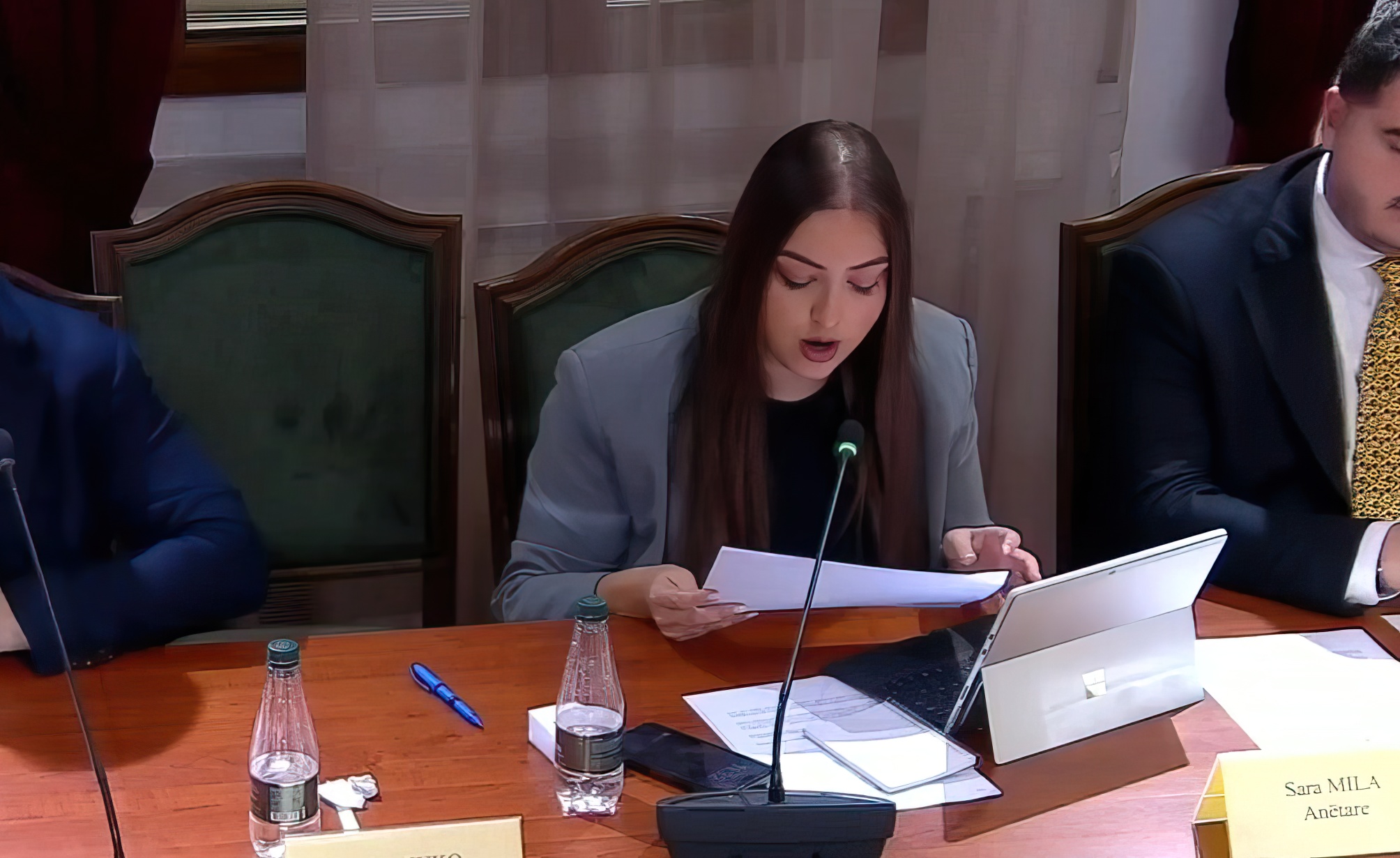 VIDEO/ Deputetja ngatërrohet në lexim: E thash siç ma shkruajtët