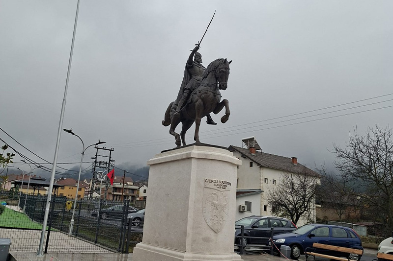 Shqiptarët e Iliridës vendosin në zemër të Garanës bustin e Gjergj Kastriotit!