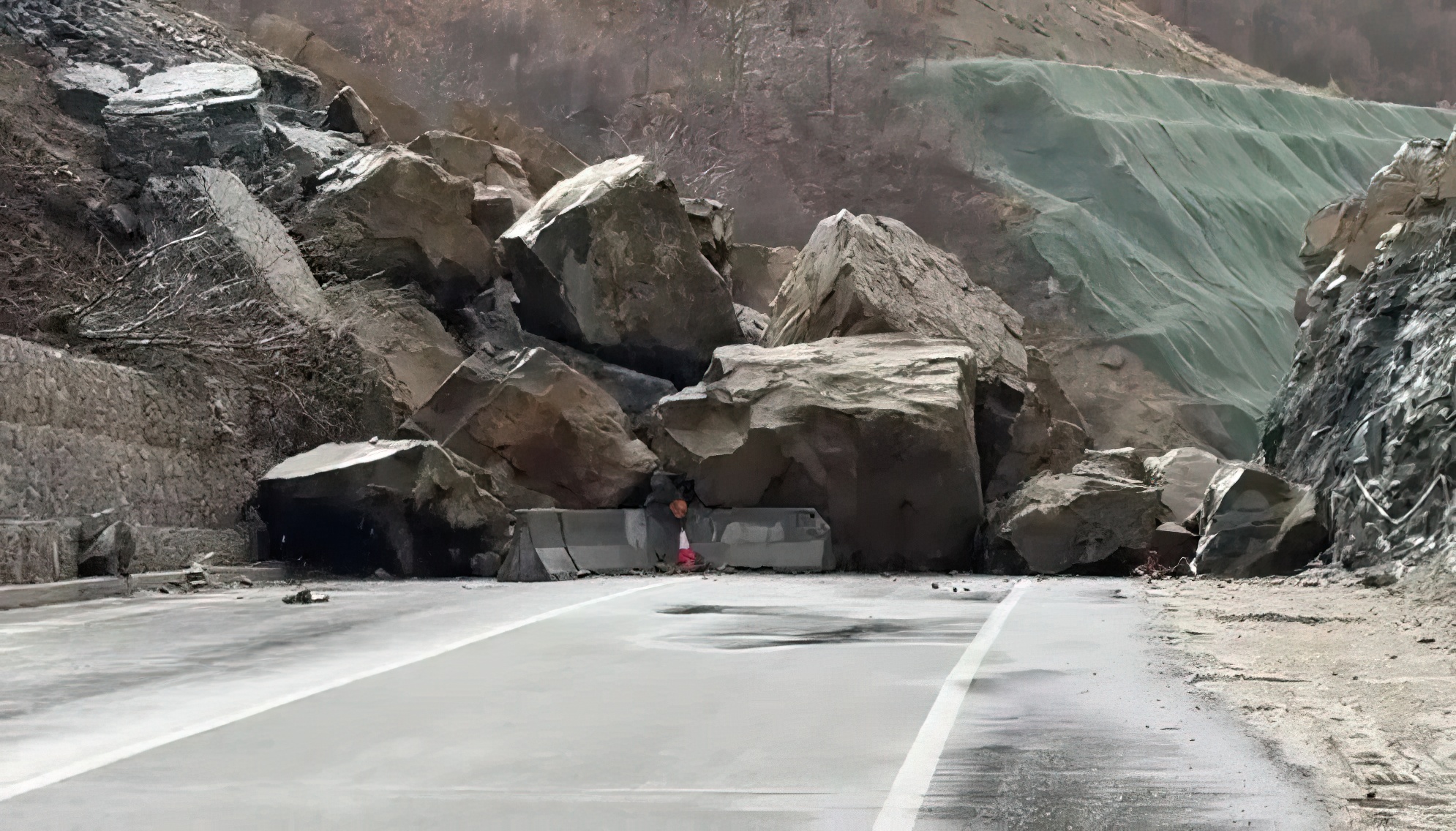 Shkëputet masivi malor në Qukës-Qafë Plloçë, rruga jashtë funksionit