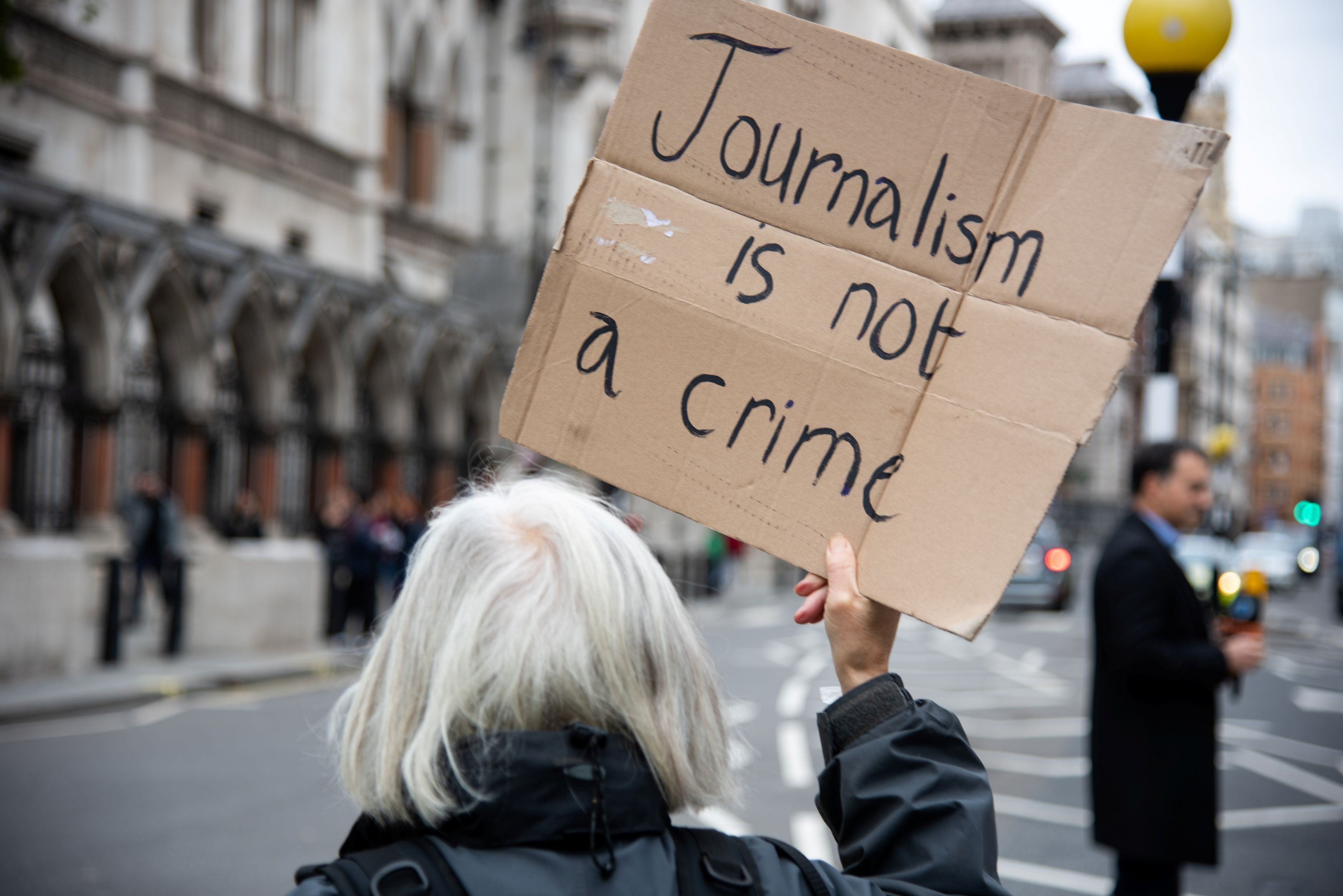 Raporti BIRN: Kërcënimet ndaj gazetarëve në Shqipëri bëhen pjesë e normalitetit