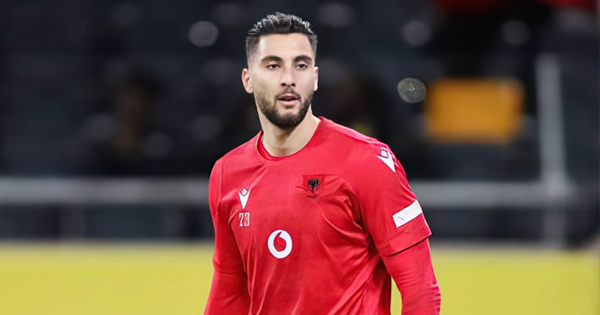 Gardiani kuqezi blindon portën, Strakosha vendoset krah më të mirëve