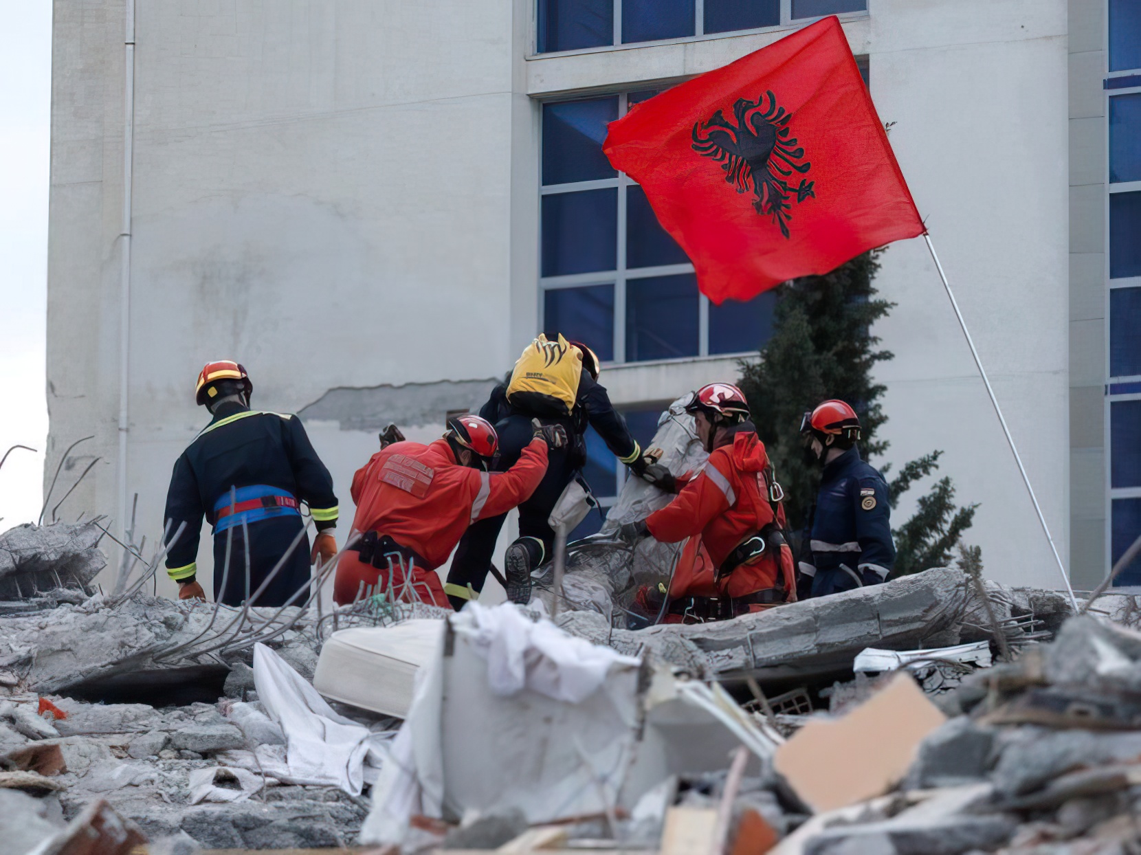 26 nëntor 2019, ora 03:54! Në kujtim të 51 viktimave, shumë familje pa strehë
