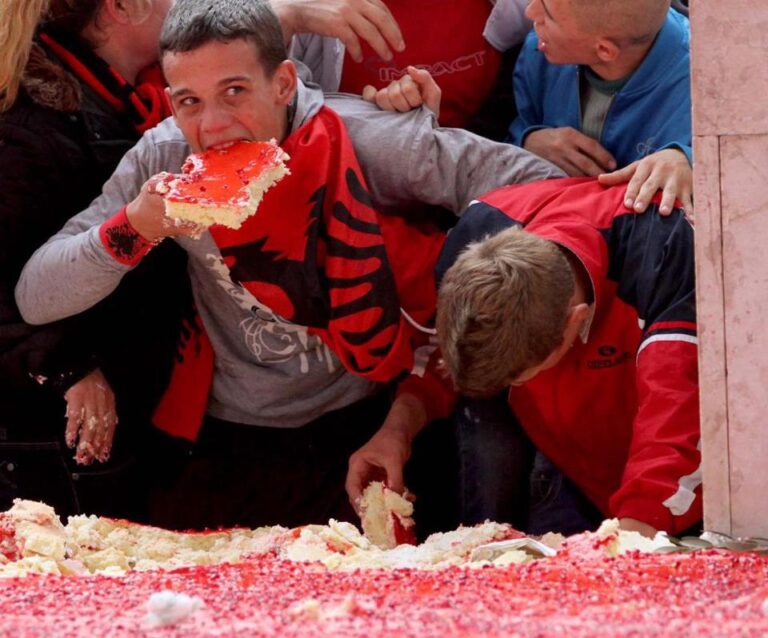 SI SOT/ Shqiptarët me tasa e qese në sulm për tortën gjigante të Bashës