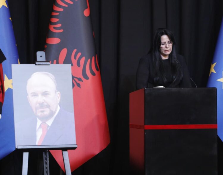 Xhoana në lamtumirën për Fatos Nanon: Po ndahem me njeriun që kalova çerek shekulli