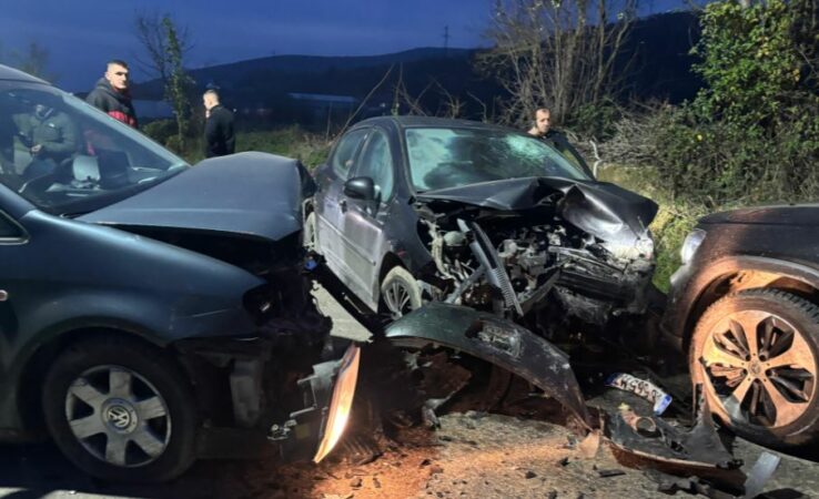 Përplasen “kokë më kokë” tre automjete në aksin Shupenzë-Maqellarë, plagosen rëndë dy persona