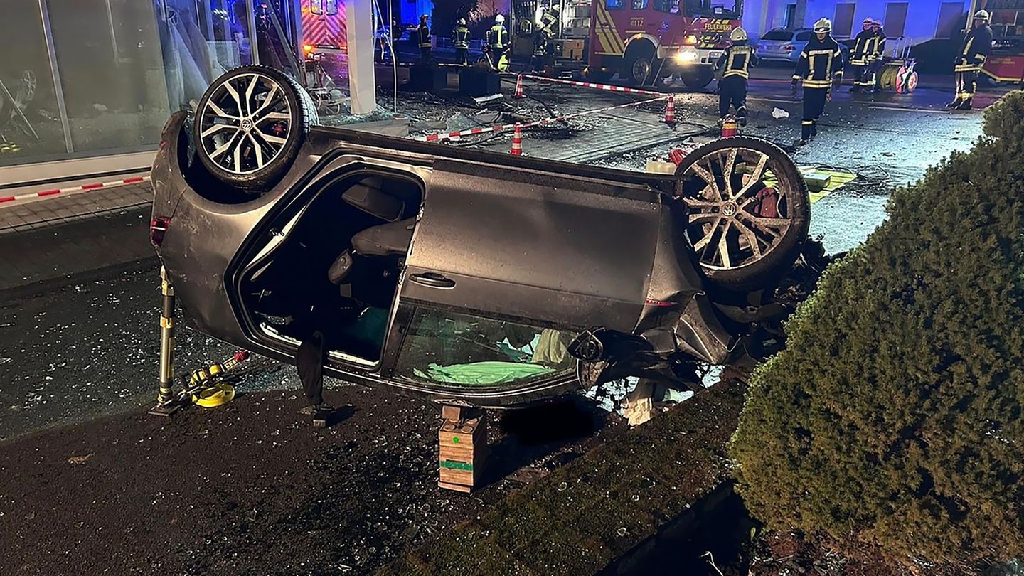 Po ndiqeshin nga policia, shqiptarët aksidentohen dhe përfundojnë me makinë brenda dyqanit të vellove