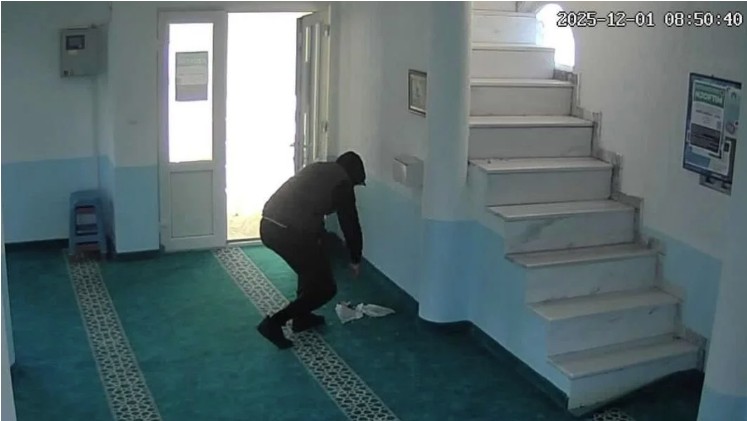 E turpshme: Thyhet arka e xhamisë, kamerat e kapin hajnin