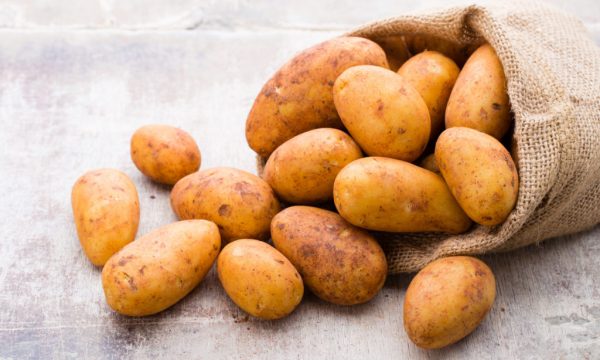 Kombi me targa serbe ndalet në Kamenicë, sekuestrohen 120 thasë patate