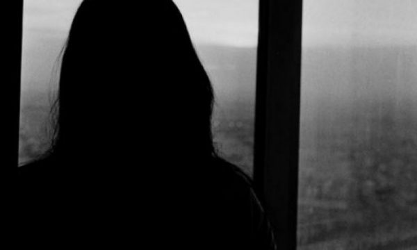 Dyshohet se e dhunoi një femër, arrestohet një burrë, në Gjakovë