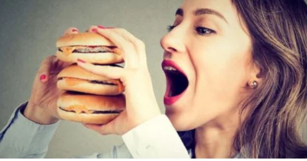 Stresi dhe ushqimi i yndyrshëm: Si ta luftoni efektin e tyre me një pije të thjeshtë?