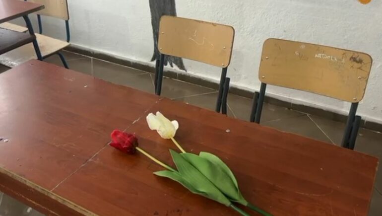 Shkolla nderon me lule kujtimin e 15 vjeçarit Erjon Boba