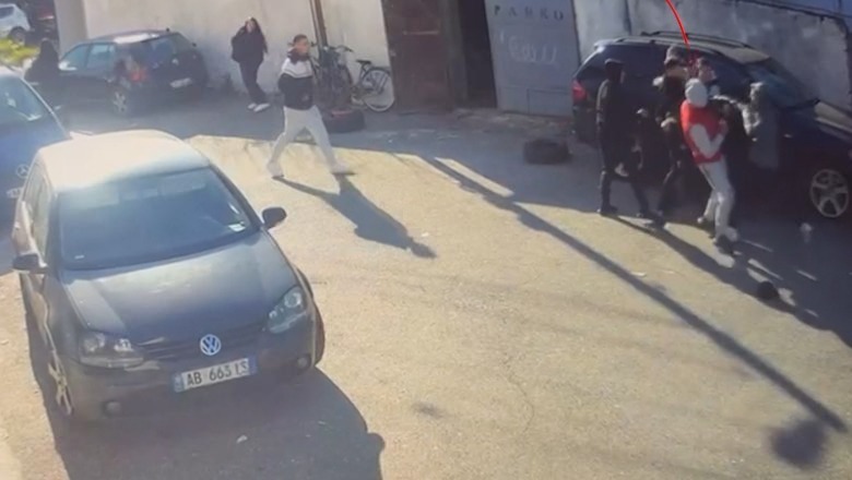 Pamjet e sherrit të 20 gjimnazistëve në Shkodër  para derës së shkollës