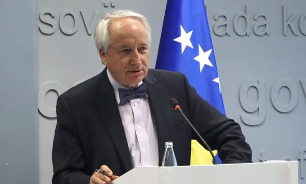 Ish-ministri Latifi merr një detyrë të re në Universitetin e Prishtinës