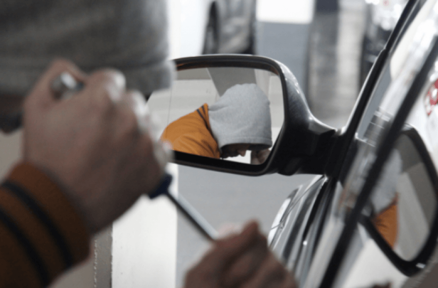 Thyhen 7 vetura në një parking në Fushë-Kosovë, vjedhen gjësende