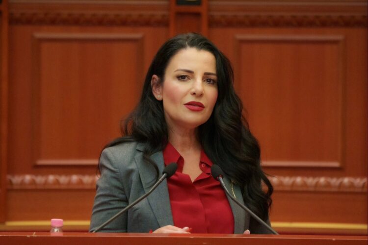 6500 sms për tendera, jahte, apartamente! USB-ja e kyçur në Kuvend do të fundosë Belinda Ballukun