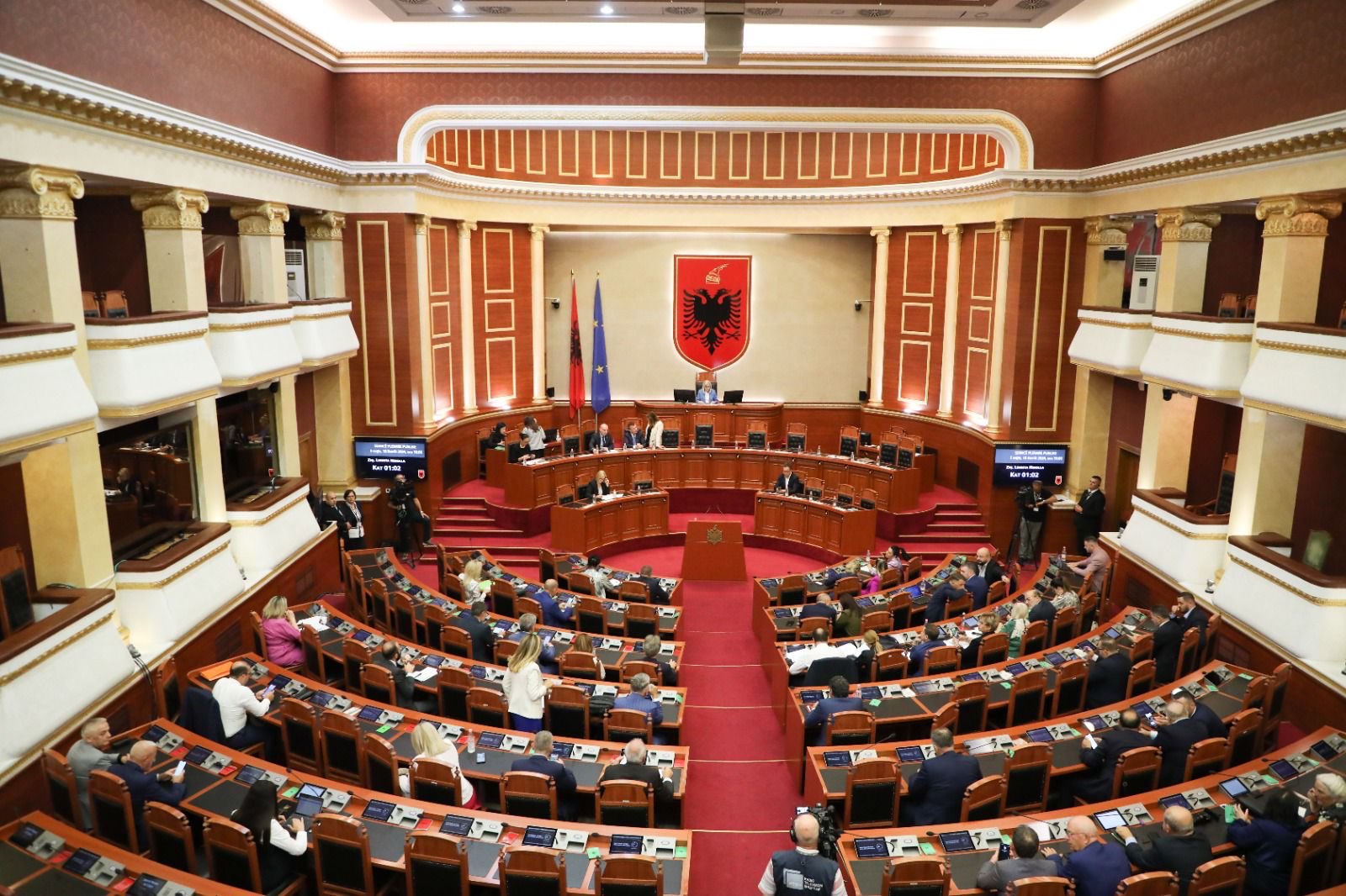 Deputetët “hallexhinj” që marrin bonus qiraje dhe karburant me lekët e shqiptarëve të varfër