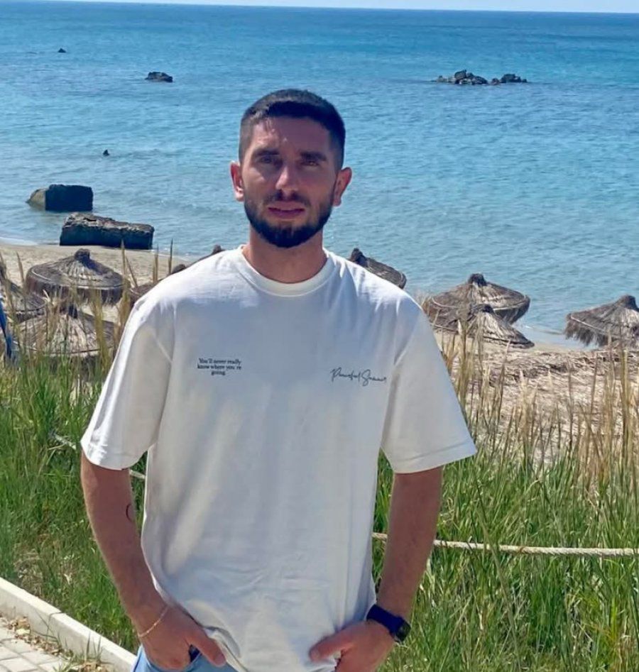 U gjet i shkrumbuar brenda në makinë, ky është ish-polici që dyshohet se u vetëvra