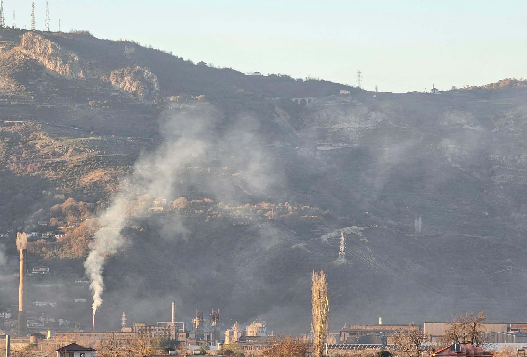 Elbasani vijon të mbytet nga ndotja  institucionet në heshtje