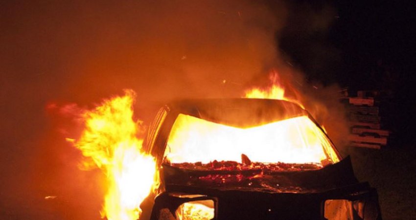 Pesë vetura digjen nga zjarri në Prishtinë, Policia nis hetimet