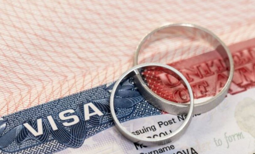 Ambasada e SHBA-së paralajmëron shqiptarët: Mashtrimi me anë të martesës, krim federal