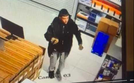 Policia kërkon ndihmë për kapjen e një të dyshuari për vjedhje