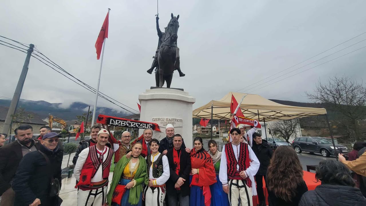 Shqiptarët e Iliridës vendosin në Garanë të Kërçovës bustin e Gjergj Kastriotit 
