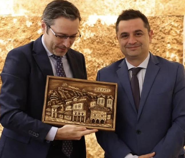  Kryetari i Bashkisë Berat ofendon myslimanët  hoqi minaren nga piktura që i dhuroi ambasadorit italian 