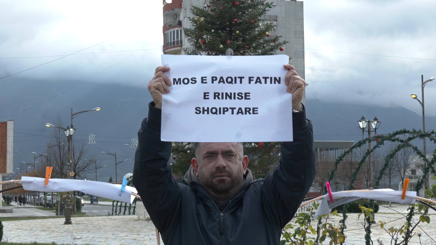  Dita e Rinisë pa rini  në Kukës  qytetari protestë simbolike për shpopullimin   Mos e paçi fatin e rinisë shqiptare 