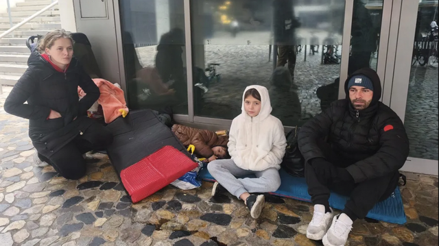 Emigruan për një jetë më të mirë, familja shqiptare fle në rrugët e Francës