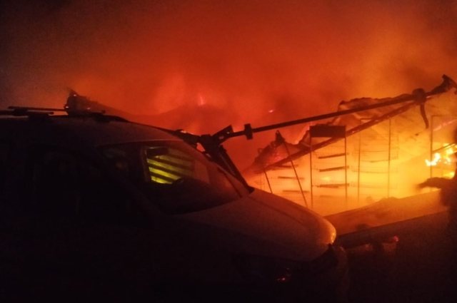 Zjarri shkrumboi kioskën dhe dy automjete në Xhyrë, dyshime për zjarrvënie të qëllimshme