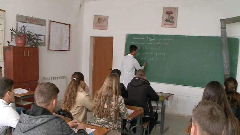 Mësuesit denoncojnë  Kemi 13 muaj pa marrë pagesën e vështirësisë 