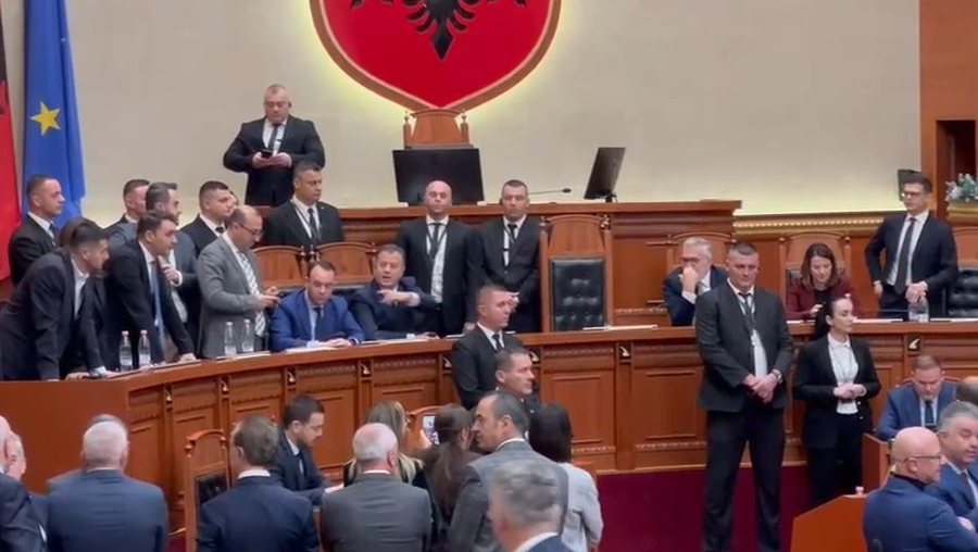 Teatër në Kuvend, demokratët luftojnë për karriget