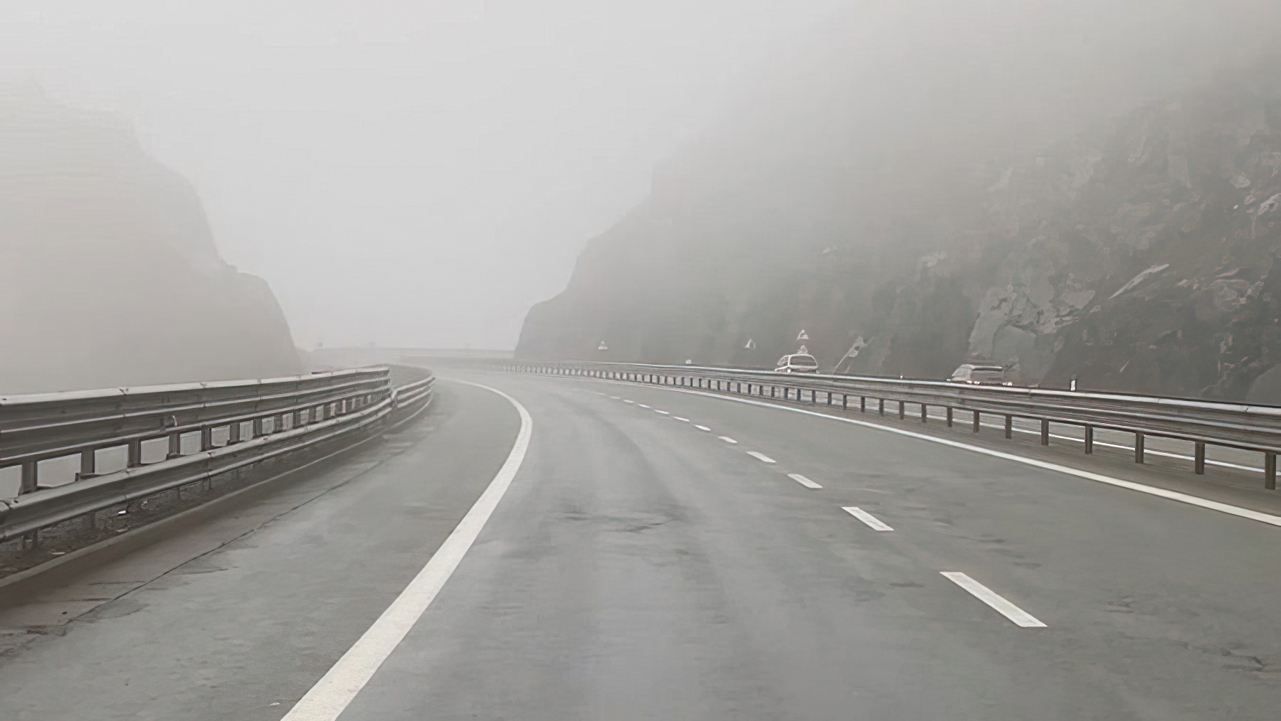 Prej një muaji  Rruga e Kombit   nën pushtetin e mjegullës  udhëtoni me kujdes