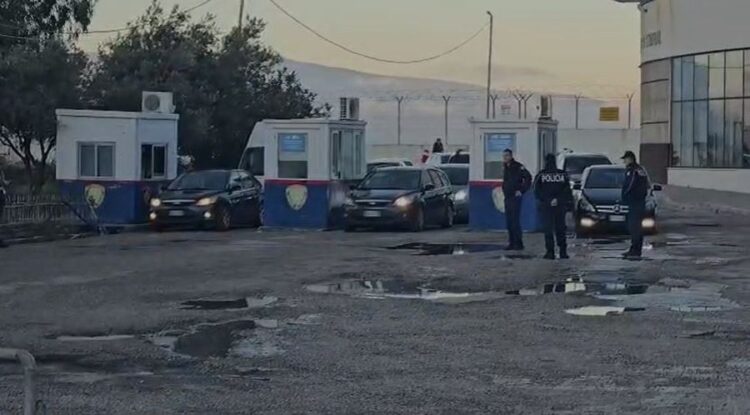 Rritet fluksi në portin e Vlorës  emigrantët kthehen për festat e fundvitit