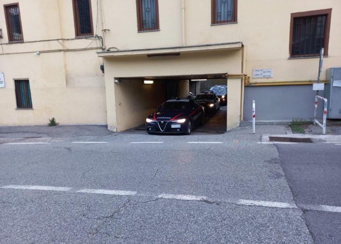 vodhi-5-mije-€-banoret-ndjekin-shqiptarin-e-zhdepin-ne-dru-dhe-e-dorezojne-te-karabinieret