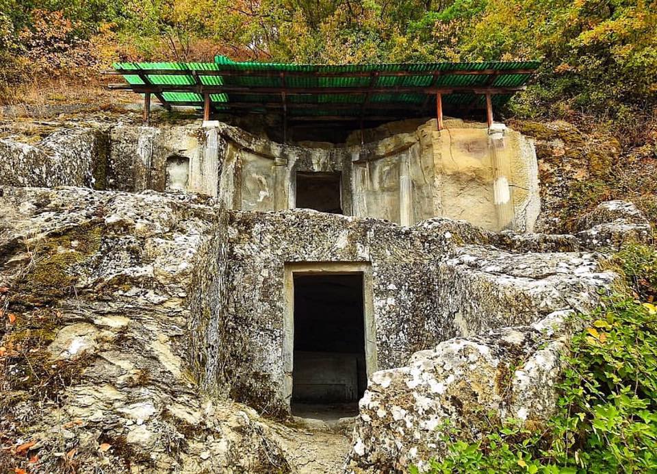 4 të rinj kapen duke gërmuar në Varret Monumentale Ilire të Selcës së Poshtme