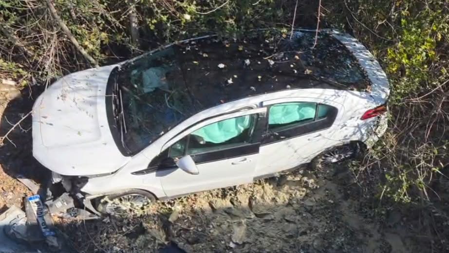 Makina përfundon në kanal  burrë e grua në gjendje të rëndë