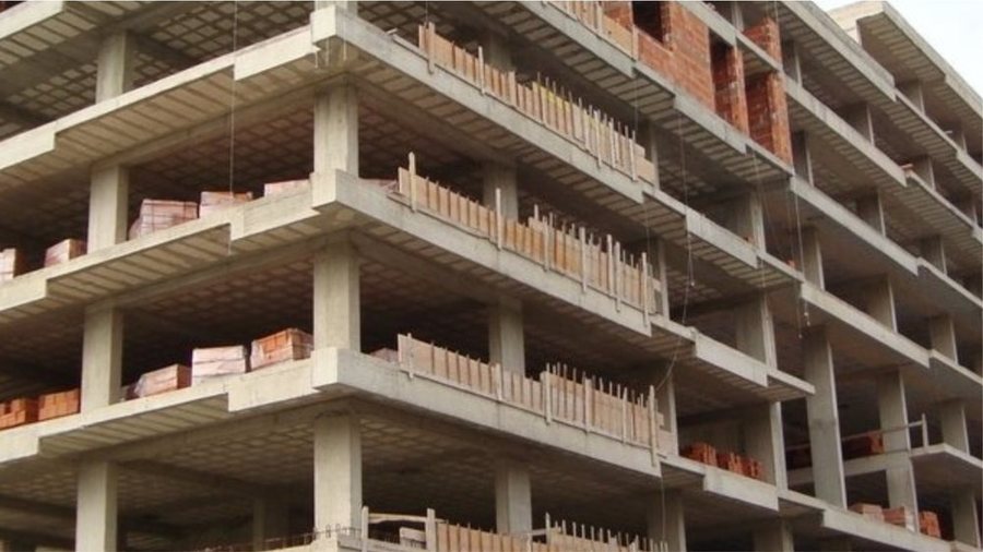 U rrëzua nga skela apo rrëshkiti shkalla? Dyshimet e familjarëve për vdekjen e punëtorit në Paskuqan