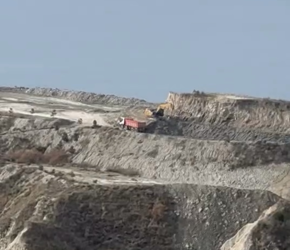 Prej dy vitesh fadromat gërryejnë Plazhin e Bardhë në Kavajë, inspektorët s’u afrohen dot kriminelëve