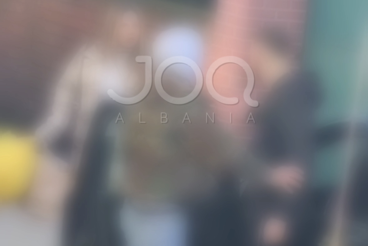 I riu i bllokon vajzës portën me makinë dhe e shan me “libër shtëpie”: Më do k***