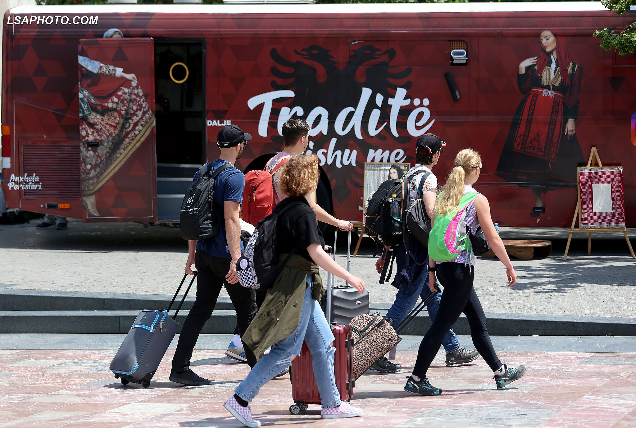 Rekord turistësh  zhgënjim për bizneset  vera që nuk solli konsum