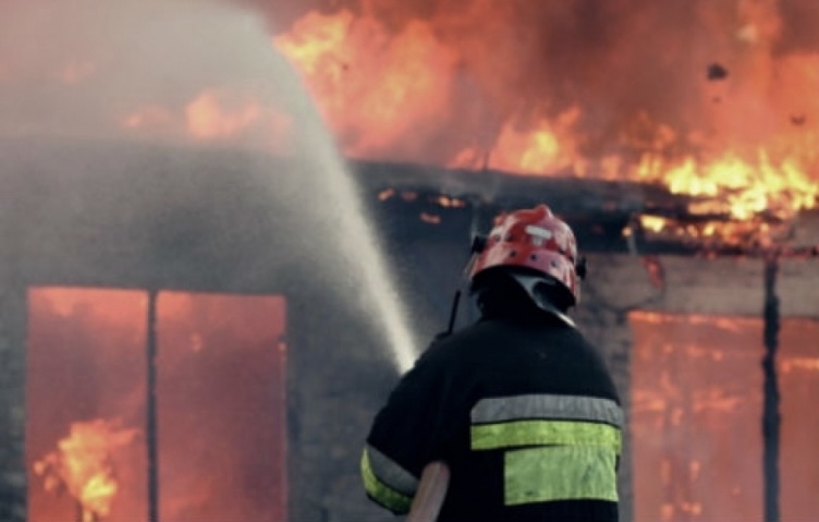 zjarrfikesit-e-dibres-ende-pa-gadishmerine-e-veres-dhe-shperblimet-e-premtuara-te-kryeministrit