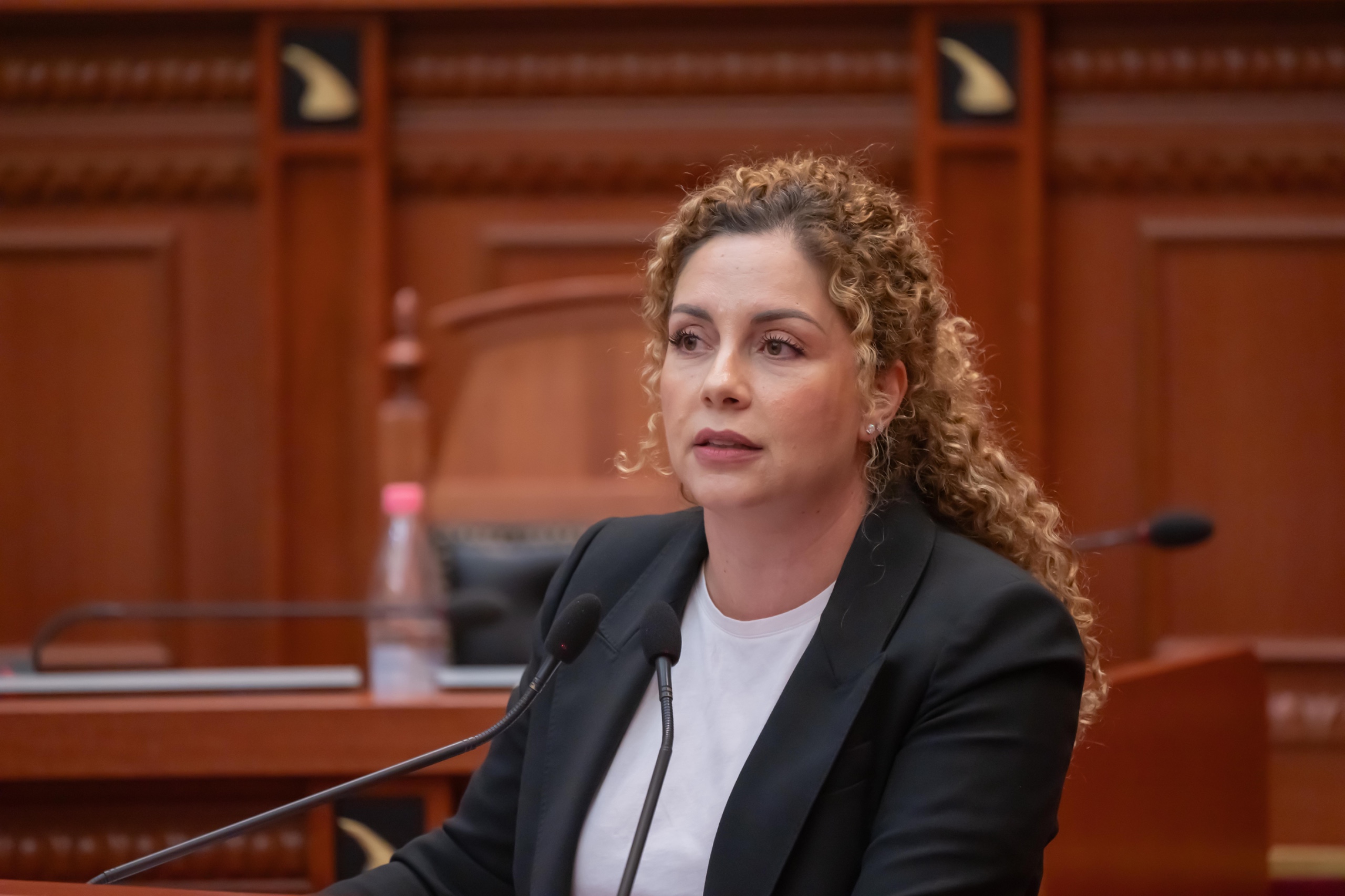 Tjetërsim i pronave të ushtrisë? Ish-ministrja Olta Xhaçka në SPAK