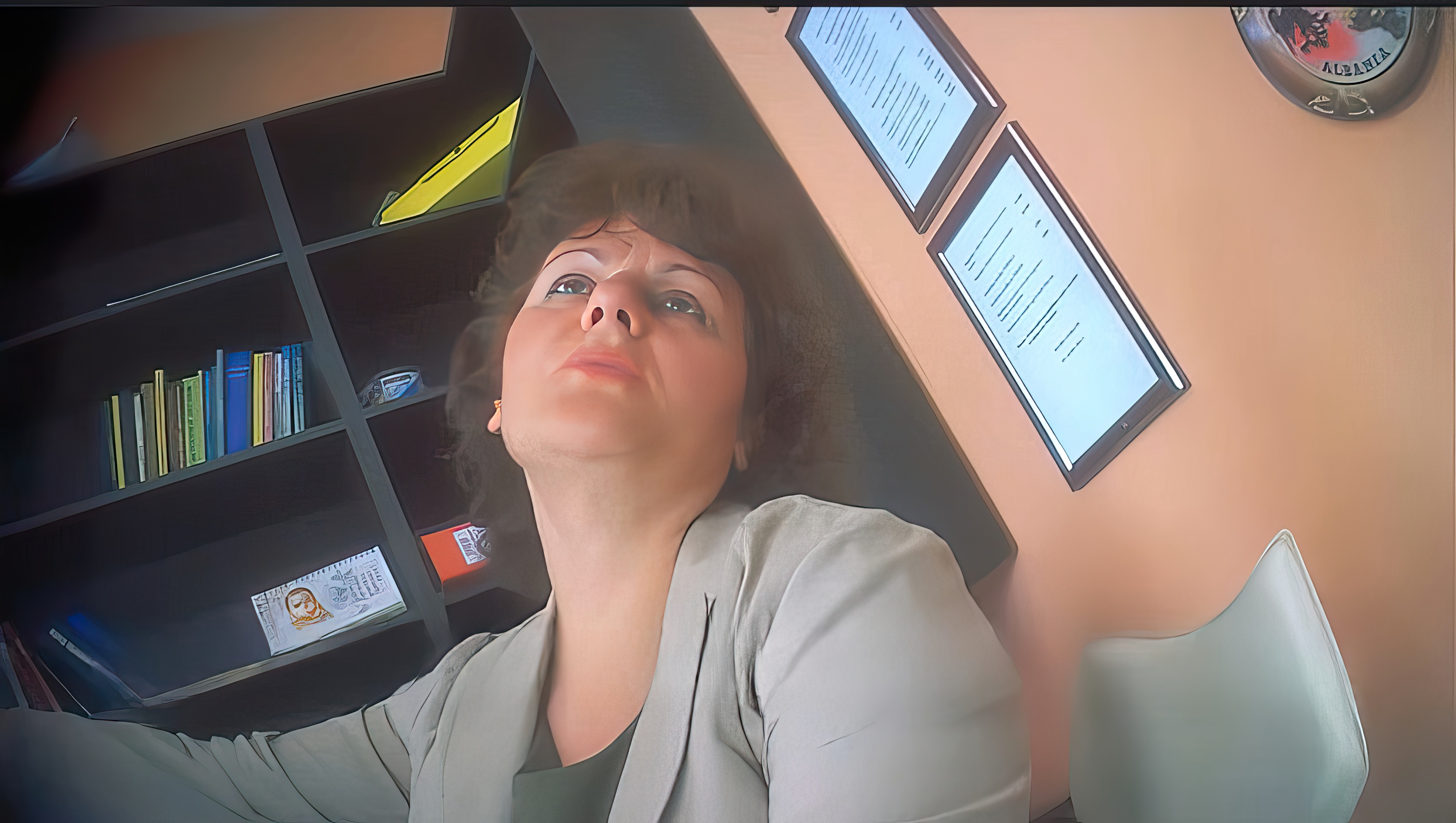 Dërgohet në gjyq avokatja lushnjare  mashtronte klientët dhe u merrte para për veprime fiktive