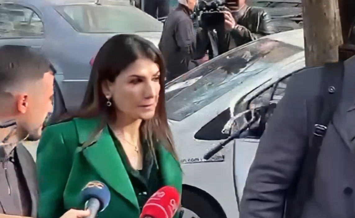 Mirlindës i ngrin buzëqeshja, paraqitet në GJKKO për tenderat e AKSHI-t