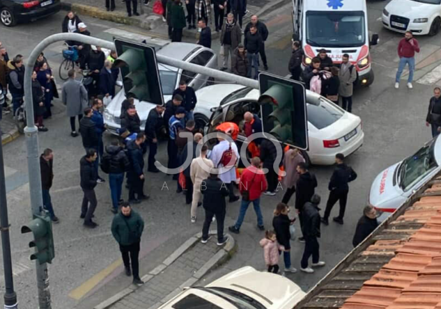 Po udhëtonte me foshnjen, 30-vjeçarja pëson krizë epilepsie dhe aksidentohet