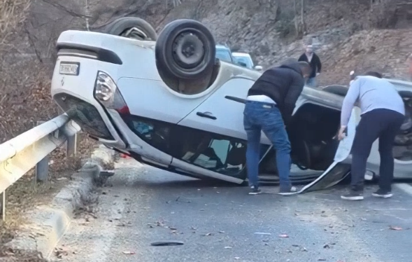 Ngrica dhe lagështirë në rrugë  familja shqiptare ndihmon të aksidentuarit në Mavrovë