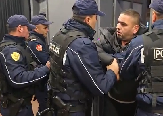  Ujë po kërkon   momenti kur qytetari shoqërohet me forcë nga Policia  Për ç a më merr  