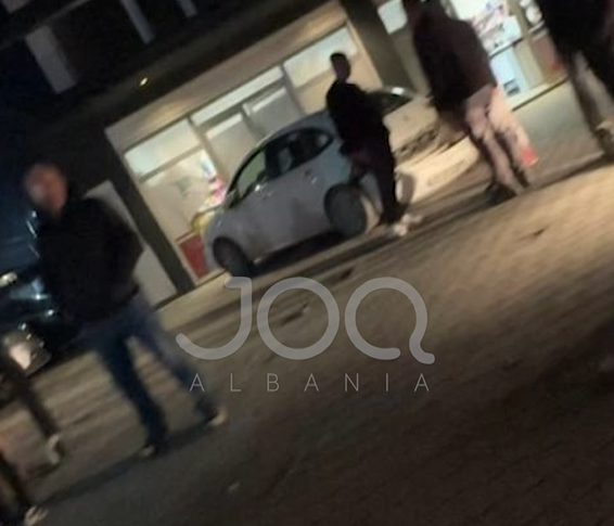 Sukth  Përplasen dy makina  njëra prej tyre përfundon në një lokal  Raportohet për tre të plagosur 