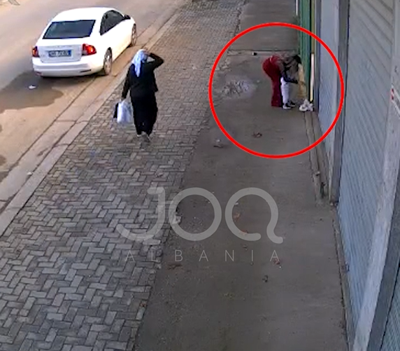  Pa pikë turpi    Zbriti nga makina dhe ja la plehrat te dera  E kishte koshin 100 metra larg 